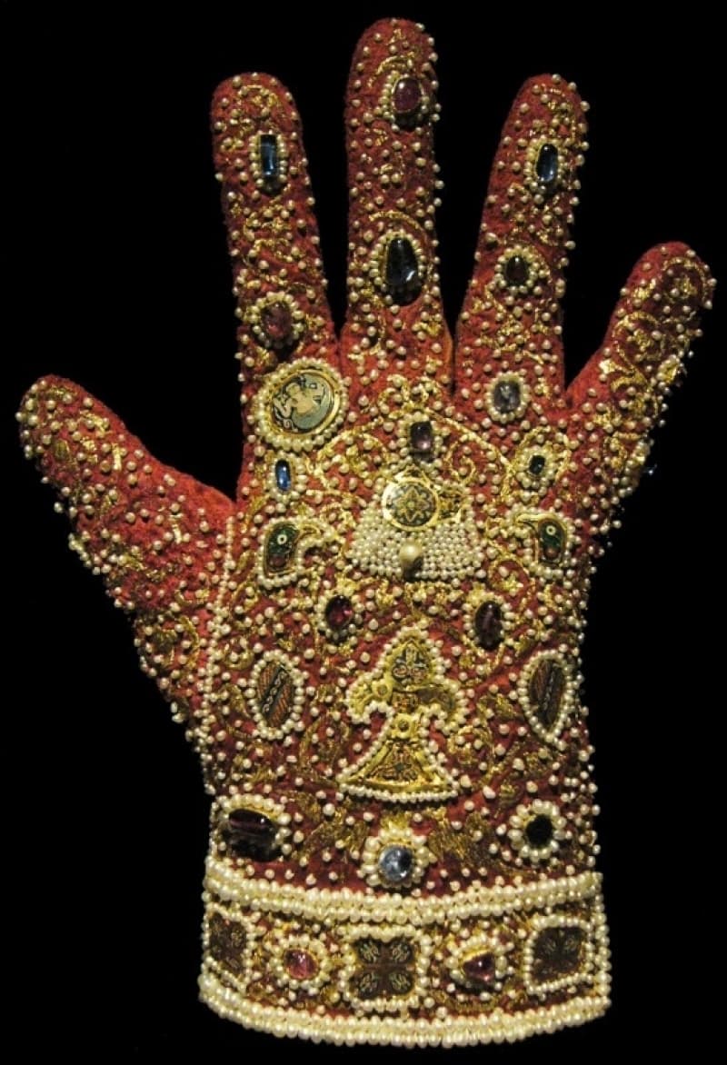 1. Imperial Roman Glove, pre AD 1220, c:o Testile Research Centre copy.jpg