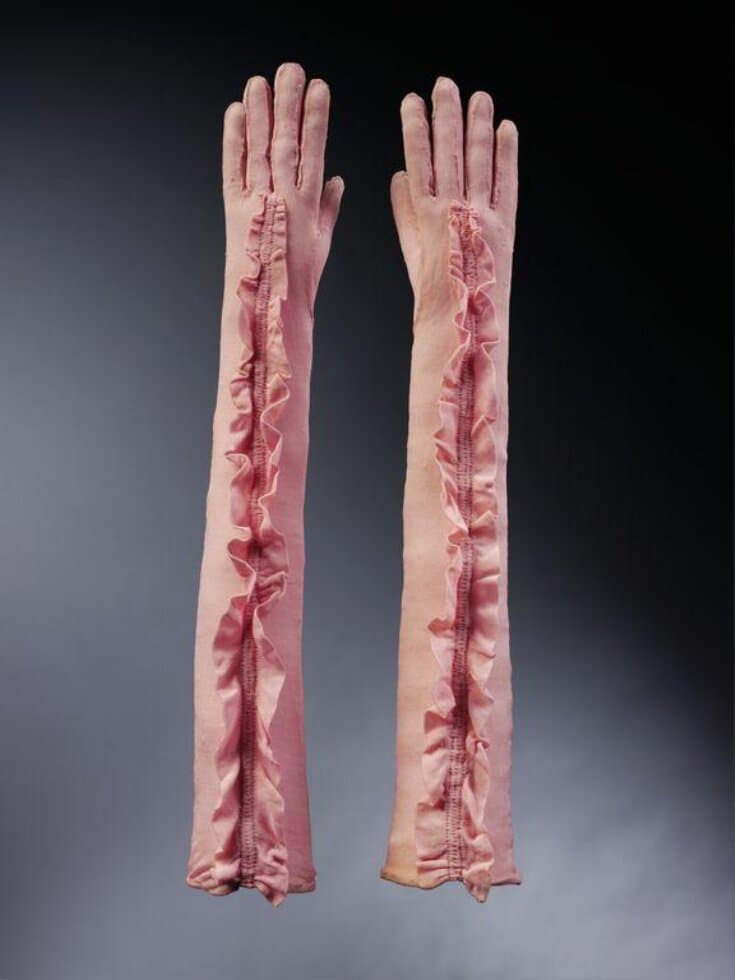 2. elsa schiaparelli gloves, 1938, c:o v&a collection.jpg